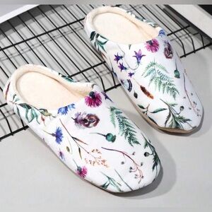 Womens Floral House Slippers NEW sz 8/8.5 or 9/9.5